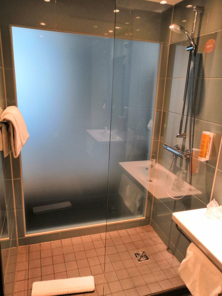 Super 8 Munich-West bathroom shower